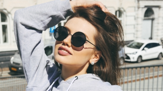 Woman wearing fashionable sunglasses
