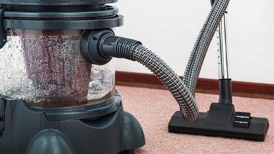 Carpet cleaning machine