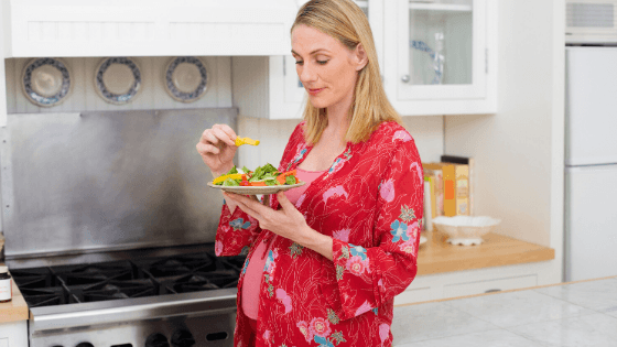 Pregnant eat salad