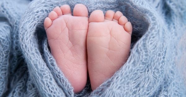 baby feet blue blanket